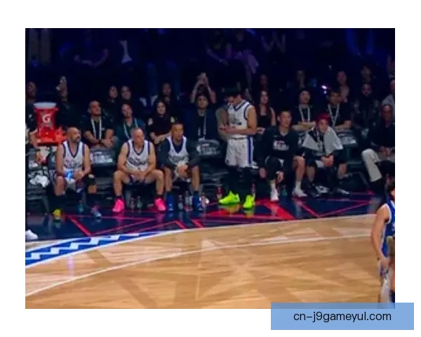 媒体楷模沙姆斯全明星低头看手机